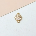 Makrodetail des vergoldeten Rhombus-Anhängers mit Zirkonia für DIY-Schmuckherstellung - Rautenverbinder (04#) / Weiß