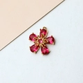 Pendentif fleur en zircon avec pétales rouges en goutte et monture dorée pour bijoux DIY - Forme de fleur à cinq pétales / Rose bonbon