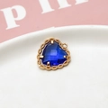 Macro-opname van een hartvormige blauwe kristallen hanger met gouden kanten rand - Donkerblauw