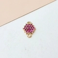 Makroaufnahme von vergoldetem Kupferverbinder mit rosa Zirkonia für DIY-Schmuckdesign - Rautenverbinder (04#) / Fuchsia