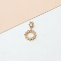 Detail eines goldenen runden Blumenanhängers mit weißen Zirkonia-Steinen für Schmuck - Runder Einzelstein Anhänger (03#) / Weiß