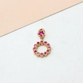 Makro-Detail des vergoldeten runden Anhängers mit rosa Zirkonia-Steinen für DIY-Schmuck - Runder Einzelstein Anhänger (03#) / Fuchsia