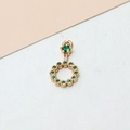 Makroaufnahme des vergoldeten runden Anhängers mit smaragdgrünen Zirkonia-Steinen - Runder Einzelstein Anhänger (03#) / Grün