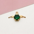 Detail of emerald green gemstone pendant with golden wings and four-prong setting - Angel Wings Round Style (LF2144) / 01# Green