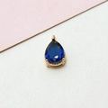 Vista macro de colgante de cristal azul en forma de gota con base de cobre chapado en oro - 6x11mm / Azul marino