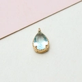 Vista macro de colgante gota de cristal azul claro con engaste dorado para hacer bisutería - 6x11mm / Azul Claro