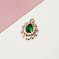 Detalle macro del colgante de gota chapado en oro con circón verde y halo de cristal blanco - 01# Verde