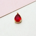 Detailansicht eines roten Glastropfenanhängers mit Goldrand für DIY-Schmuckherstellung - 6x11mm / Rot