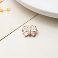 Vista macro de colgante de mariposa bañado en oro con cuatro circonitas brillantes - Estilo Mariposa con Zirconia de Lágrima 04#(LF2190)
