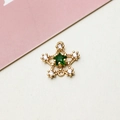 Dettaglio di un ciondolo a stella dorato con pietra verde e accenti in zirconi bianchi - 02# Verde