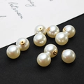 Vue macro de perles blanc crème à haute brillance avec attaches dorées pour bijoux DIY - 14mm / Or K