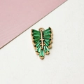 Macro-detail van goudkleurige bladhanger met smaragdgroene zirkonia-stenen - 01# Blad Stijl - Groen