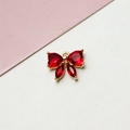 Macro-opname van vergulde rode zirkoon strikhanger met hartvormige en marquise stenen - 02# Strik Stijl - Rood