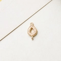 Détail macro d'un connecteur bijoux en goutte d'or plaqué avec micro zircons - 07#