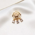 Vue macro du pendentif cadenas Fu doré avec pierre blanche et accents en zircon - N°02 / Blanc