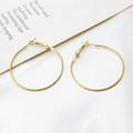 Detailed shot of polished gold-plated geometric hoop earrings with lever-back closure - 40mm / K Gold