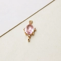 Detailansicht eines rosa Kristallanhängers mit Goldbeschichtung und Zirkonia-Akzenten - Rosa