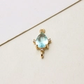 Detailansicht hellblauer Tropfen-Kristallanhänger mit goldenen Ösen für DIY-Schmuckbau - Hellblau