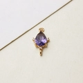 Makroaufnahme der vergoldeten Tropfenanhänger mit lila Zirkon und Doppelösen für DIY-Schmuck - Violett