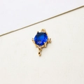 Makro-Detail von ovalem blauem Edelstein-Anhänger mit Vergoldung und Doppelringen für DIY-Schmuck - Saphirblau