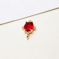Detail eines roten ovalen Zirkonia Anhängers mit goldenen Doppelringen für Schmuck - Rot