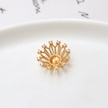Vue macro détaillée d'un capuchon de fleur couronne doré avec accents de zircone blanche - Style Couronne Évidée (05#15mm)
