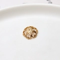Détail d'une coupelle fleur filigrane dorée pour accessoires de cheveux et bijoux DIY - Style Évidé en Forme de Cœur (07#12mm)