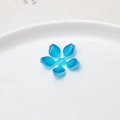 Gros plan d'un charme floral en résine bleue avec pétales dégradés pour bijoux DIY - Fleur Bleue à Cinq Pétales (05#21mm)