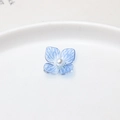 Détail macro du pendentif tulipe bleue avec nervures délicates et perle blanche au centre - Fleur Bleue avec Perle (06#15mm)