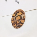 Détail macro du pendentif ovale en acrylique à motif léopard pour la création de bijoux DIY - Style Ovale Léopard Ambré (02#)