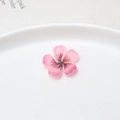 Gros plan de pendentifs fleur de cerisier rose dégradé avec trou pour bijoux DIY - Sakura Percé Rose Dégradé (07#19mm)