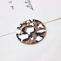 Vue macro d'un pendentif rond en acrylique à motif léopard avec relief pour bijoux DIY - Style Disque Rond Léopard Mixte (05#)