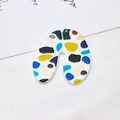 Gros plan sur des boucles d'oreilles en acrylique en forme de U aux motifs terrazzo colorés - Style en U Mosaïque Multicolore (07#)