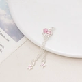 Dettaglio del ciondolo a fiocco argento con pietre rosa e nappe a stella su vassoio bianco - Cuore Fiocco con Nappa Rosa (04#9*42mm Rosa)