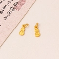 Détail macro de pendentifs gourde plaqués or 24k avec texture mate et gravures de voeux - 5x12mm / Petite Plaque Calebasse Bénédiction Sécurité