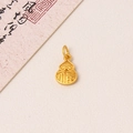 Vue macro d'un pendentif gourde plaqué or 24 carats avec motif caractère Fu évidé - 8x13mm / Collier Calebasse Personnage Fu