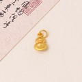 Gros plan détaillé d'un pendentif gourde plaqué or 24 carats avec texture sablée - 8x13mm / Calebasse Rayée