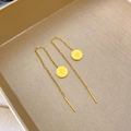 Dettaglio di orecchini a catenella dorati con ciondolo moneta Elizabeth vintage - Ritratto di Moneta Vintage / Oro