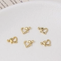 Dettaglio macro di chiusure a moschettone dorate a forma di cuore per gioielli - Stile Cuore / Stile 10 / Oro