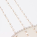 Vista macro de cadena dorada con cuentas de corazón blanco para joyería hecha a mano DIY - 0,5m / Piedras Blancas (Color Dorado)