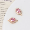 Detail von ovalen rosa Zirkon-Anhängern mit Goldrand für die DIY-Schmuckherstellung im Set - Rosa