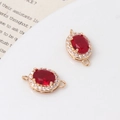 Makro-Detail von rotem Zirkon Gold Oval-Verbinder Anhänger für DIY Schmuckherstellung - Rot