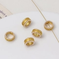 Vista macro detallada de cuentas espaciadoras doradas con microperlas para joyería - Lazo / 10mm / Oro Antiguo