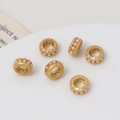 Vista macro de 6 cuentas espaciadoras de oro mate con perlas para joyería artesanal DIY - Estilo decorado con perlas / 8mm / Oro Antiguo