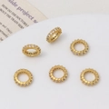 Vista detallada de seis cuentas espaciadoras doradas con microcirconitas blancas engastadas - Estilo pavé de diamantes de imitación / 12mm / Oro de 18K