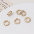Vista macro de seis cuentas espaciadoras doradas con circonitas en micro-pavé - Estilo pavé de diamantes de imitación / 12mm / Oro claro