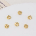 Detalle de seis cuentas espaciadoras de corazón doradas con patrón radial para bisutería - Corazón / 6mm / Oro de 18K
