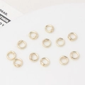 Detailopname van 18K vergulde parelkapjes en sluitingen voor DIY sieraden maken - 14K Goud - Gladde Knijpkraal Verberger - 5mm