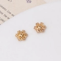 Dettaglio di due coppette per perle a fiocco di neve dorate con zirconi cubici micro-pave - Stile Fiore Radioso (06#6*7mm)