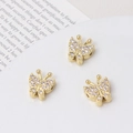 Detaillierte Ansicht von drei goldenen Schmetterlingsanhängern mit Zirkonia-Besatz - Schmetterling Abstandshalter / Gold